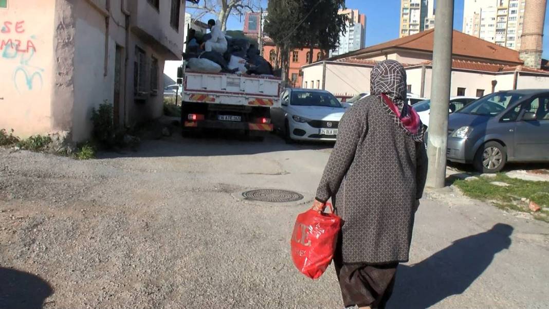 'Her şeyimi alıyorsunuz' diyerek kamyonun peşinden koştu! Komşuları ihbar etmişti 9